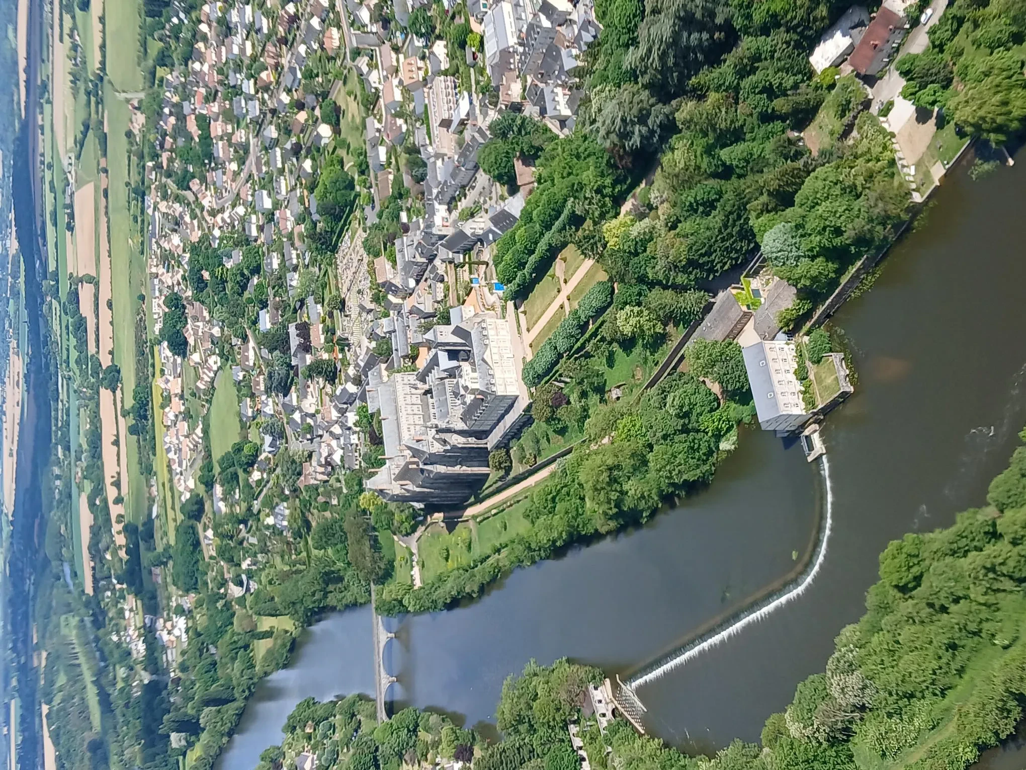 Vue aérienne de village et rivière.