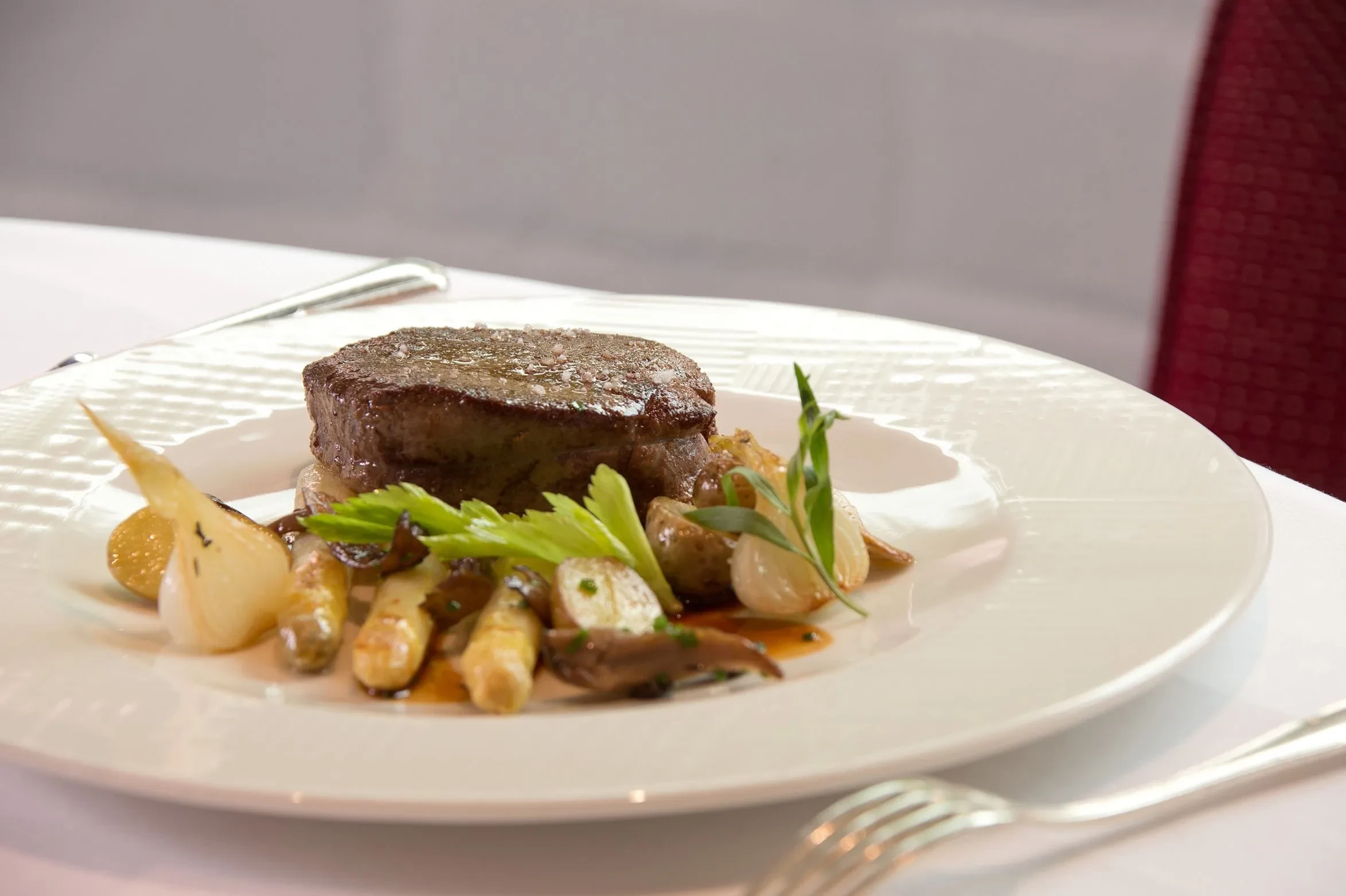 Plat à base de viande et légumes. Restaurant Gastronomique à Sarthe