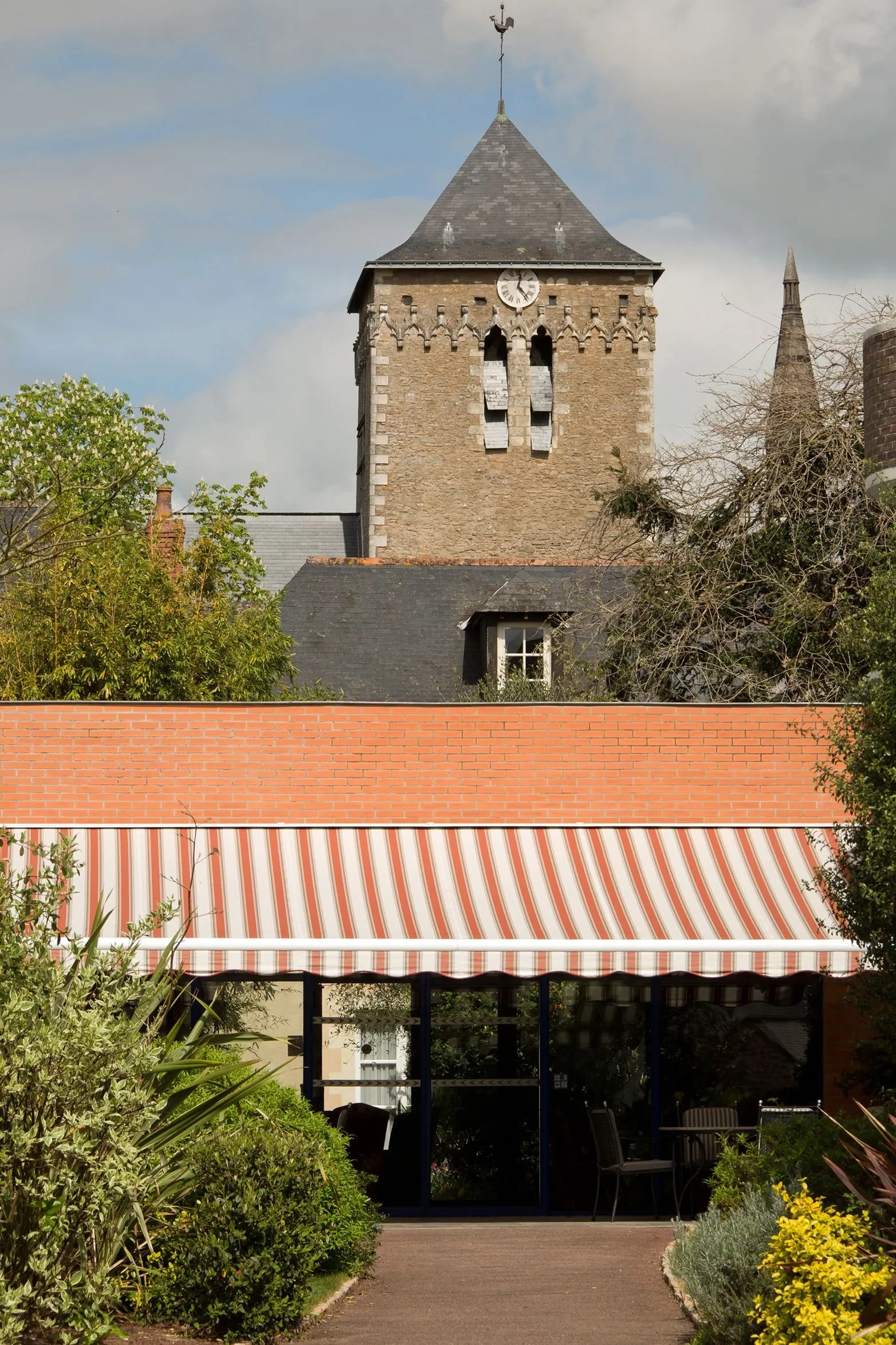 Horloge tour de pierre avec dont. Hôtel Solesmes