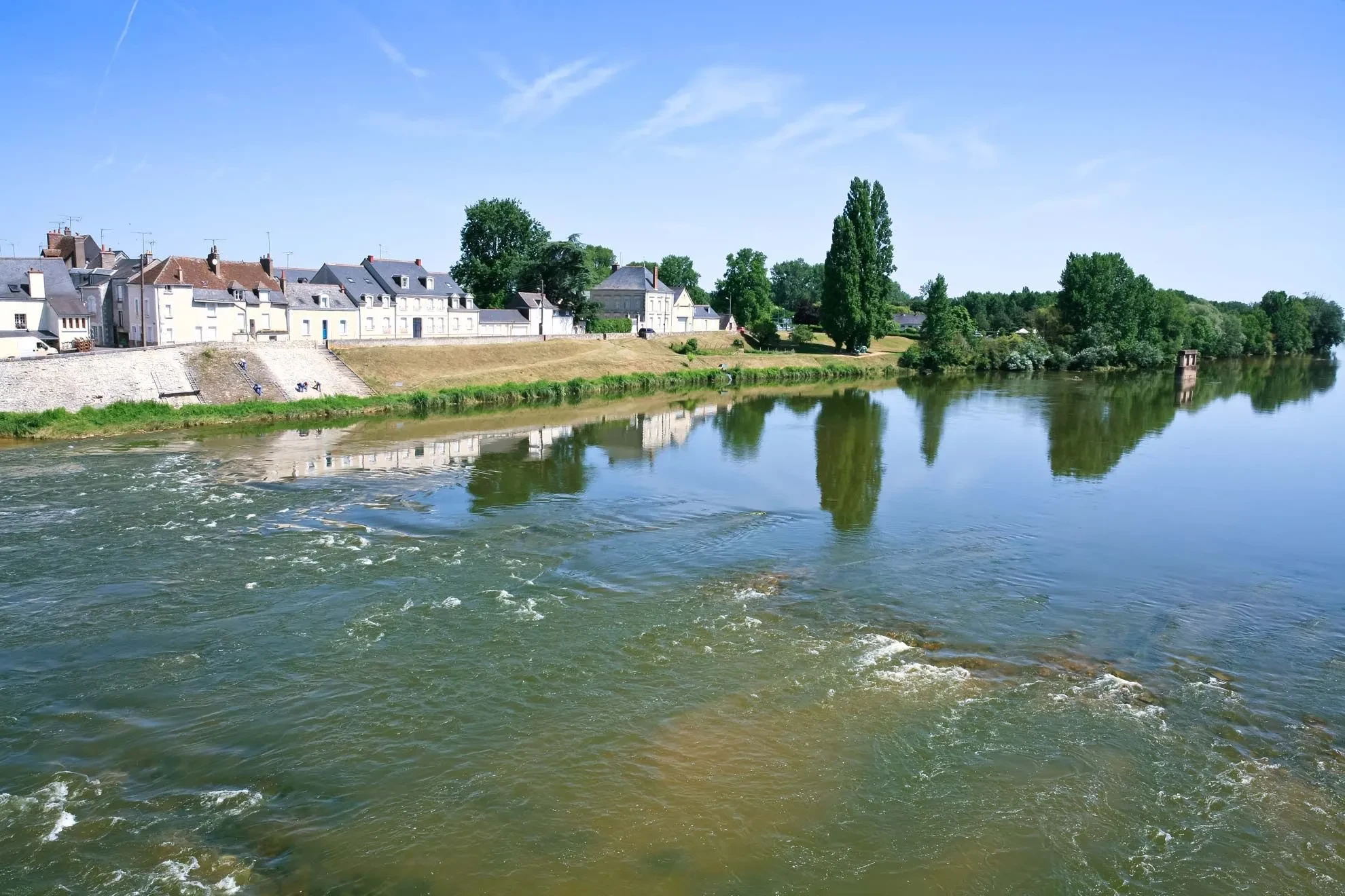 Village au bord d'une rivière paisible Séjour à Sarthe