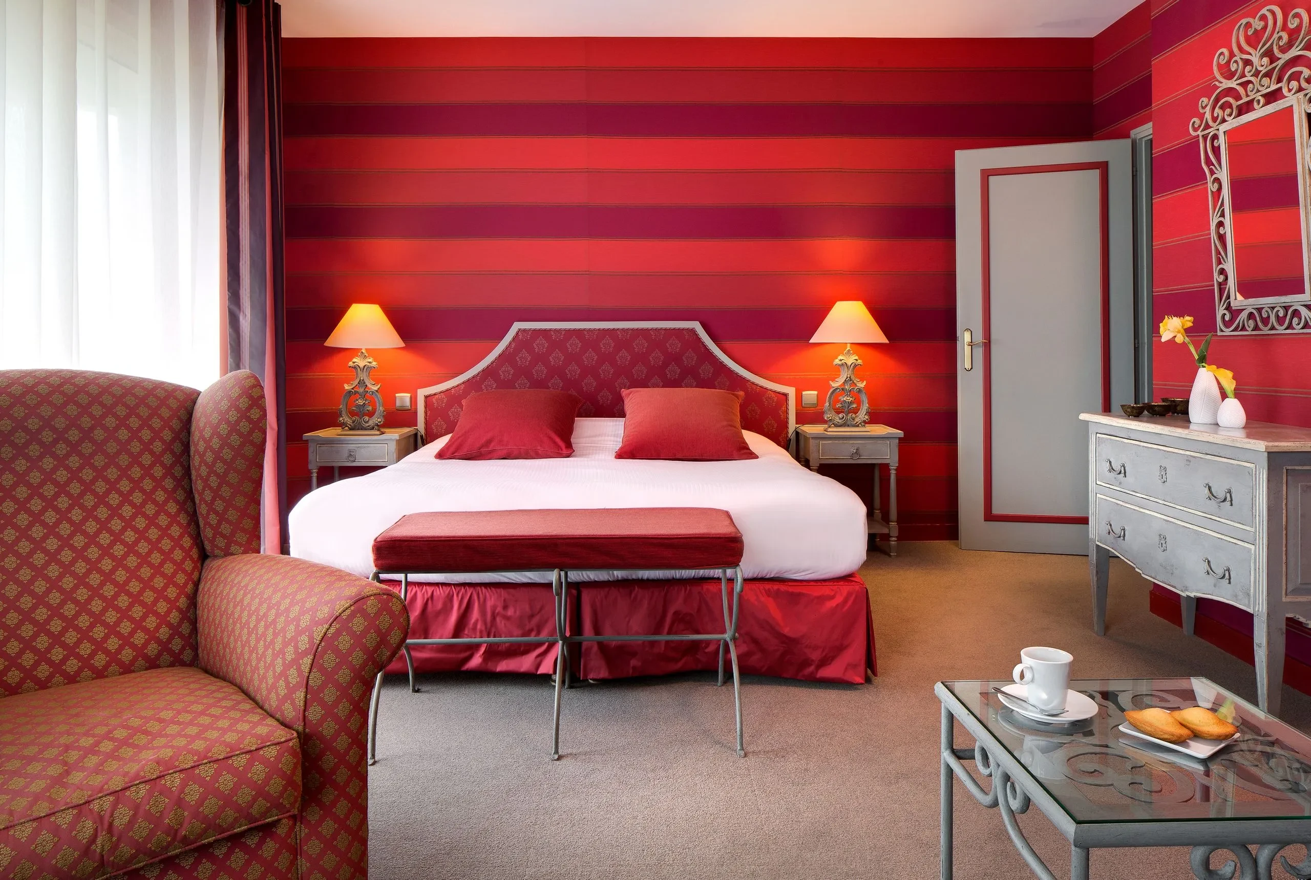 Chambre d'Hôtel à Sarthe élégante avec décor rouge.