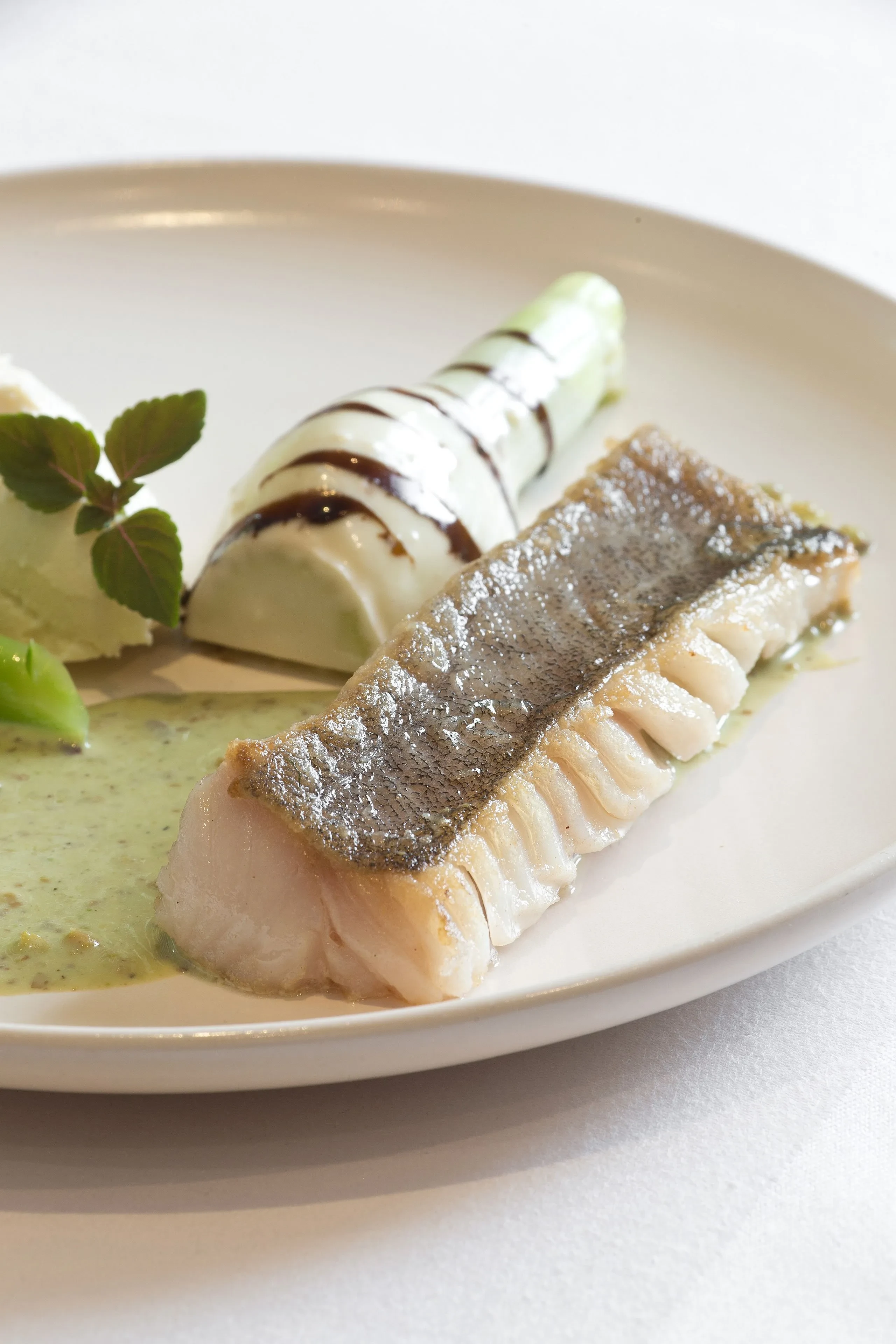 Plat de poisson avec sauce verte et légumes Restaurant Gastronomique Sarthe