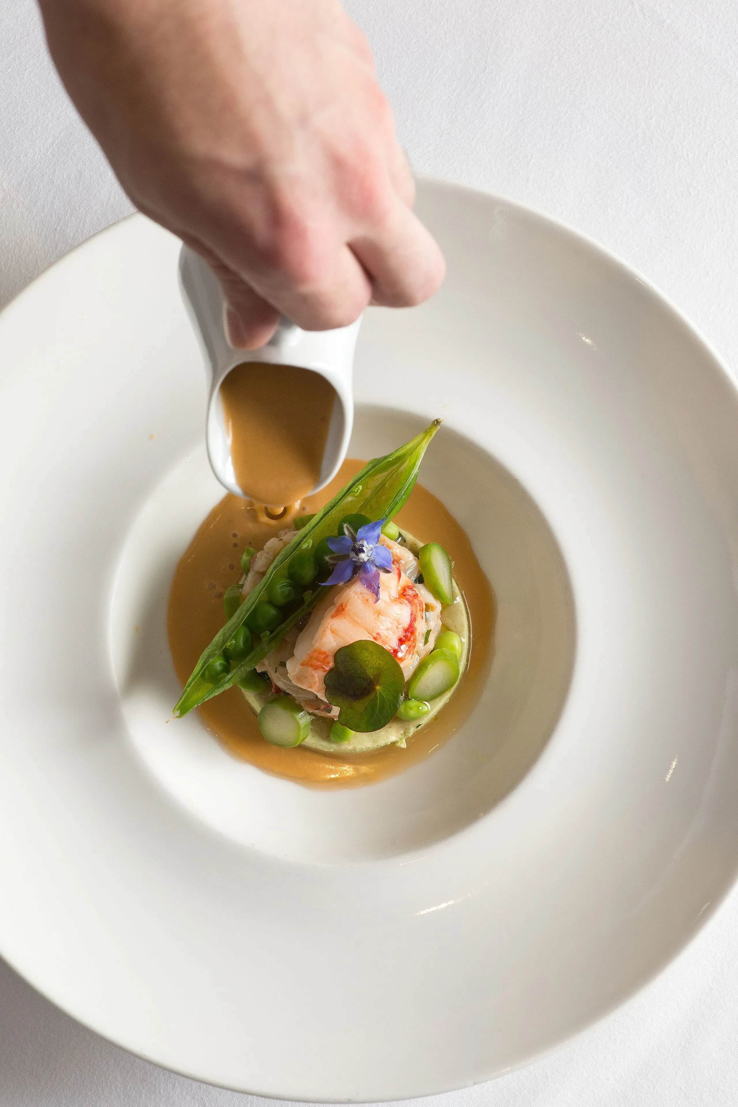 Gourmet plat avec sauce versée. Restaurant Gastronomique Sarthe