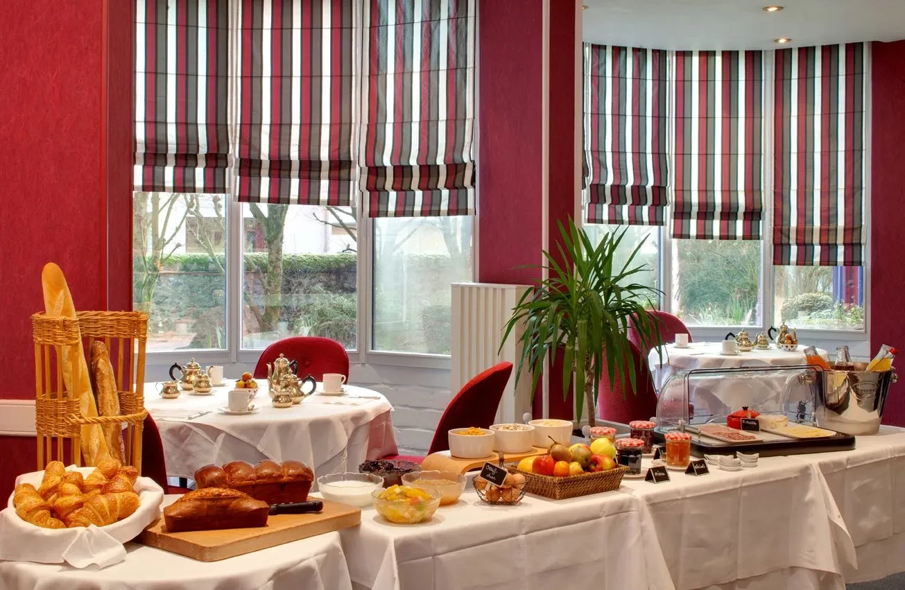 Petit déjeuner buffet dans salle à manger élégante. Restaurant Gastronomique à Sarthe