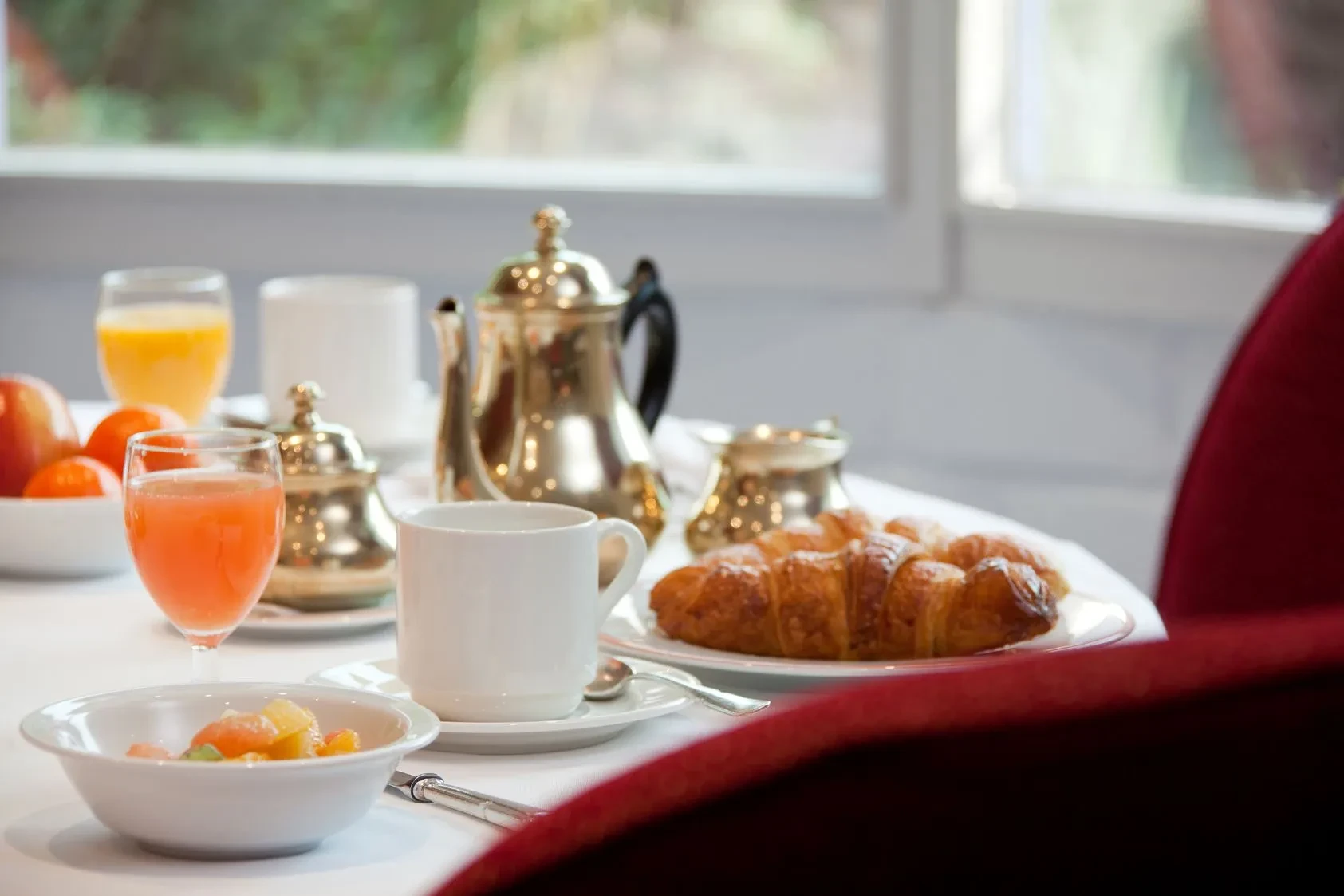 Petit déjeuner avec croissants et jus d'orange. Restaurant Gastronomique à Sarthe