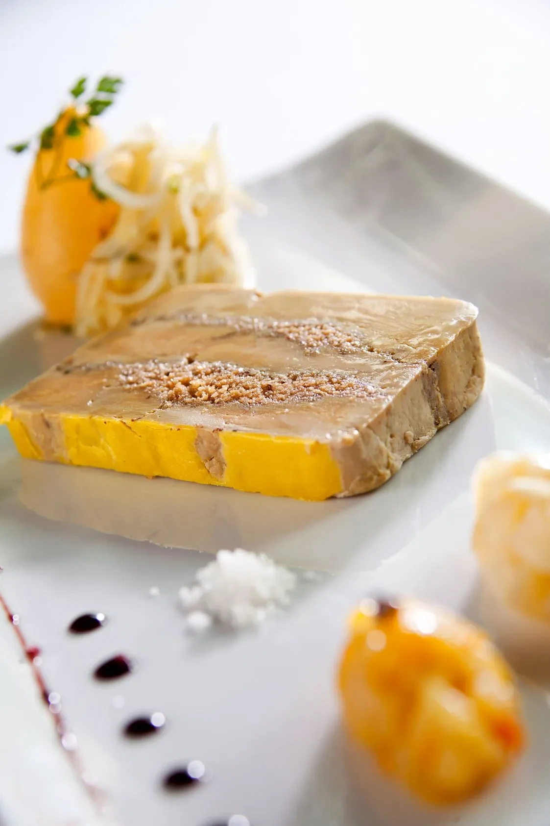 Foie gras avec garniture sur assiette blanche. Restaurant Gastronomique à Sarthe