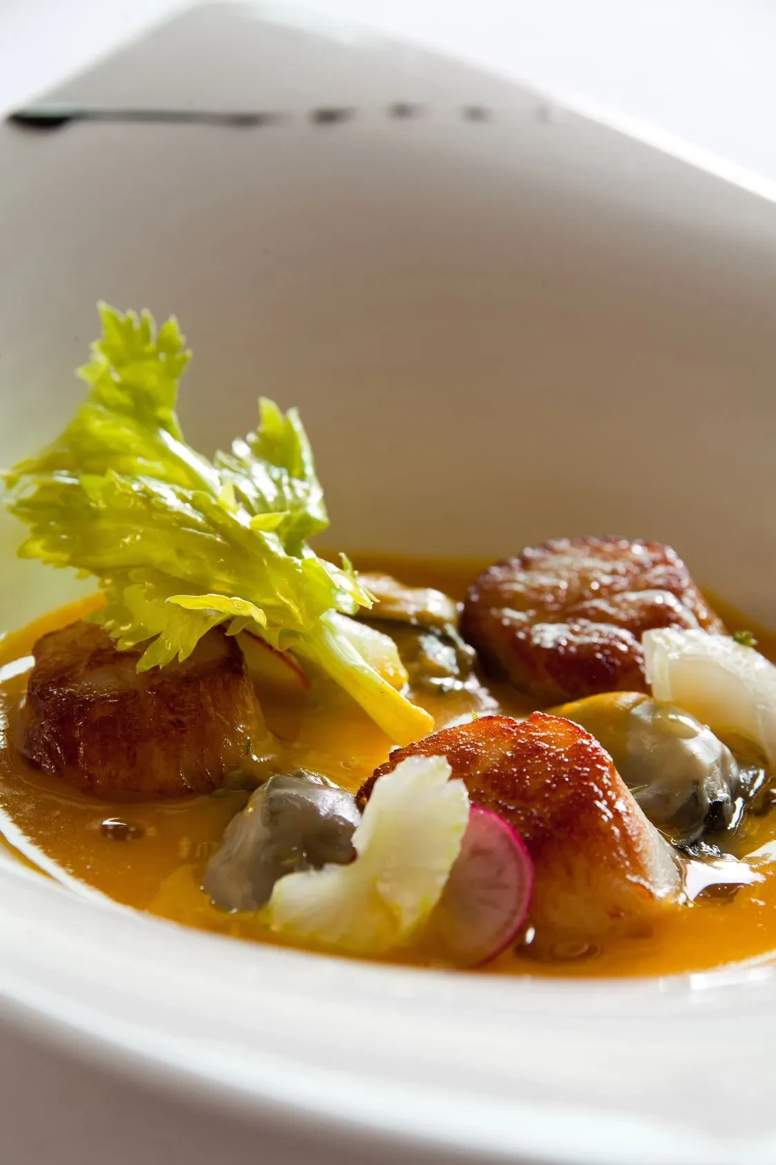 Plat gourmet avec pétoncles et légumes. Restaurant Gastronomique à Sarthe