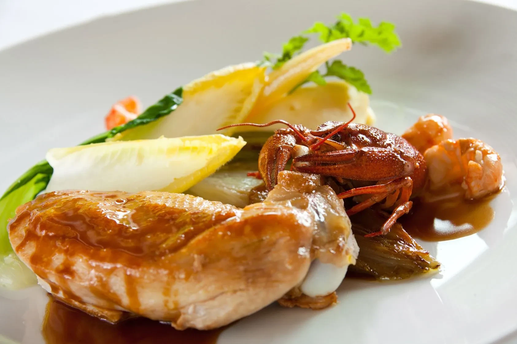 Plat de crevettes et écrevisses avec légumes. Restaurant Gastronomique à Sarthe