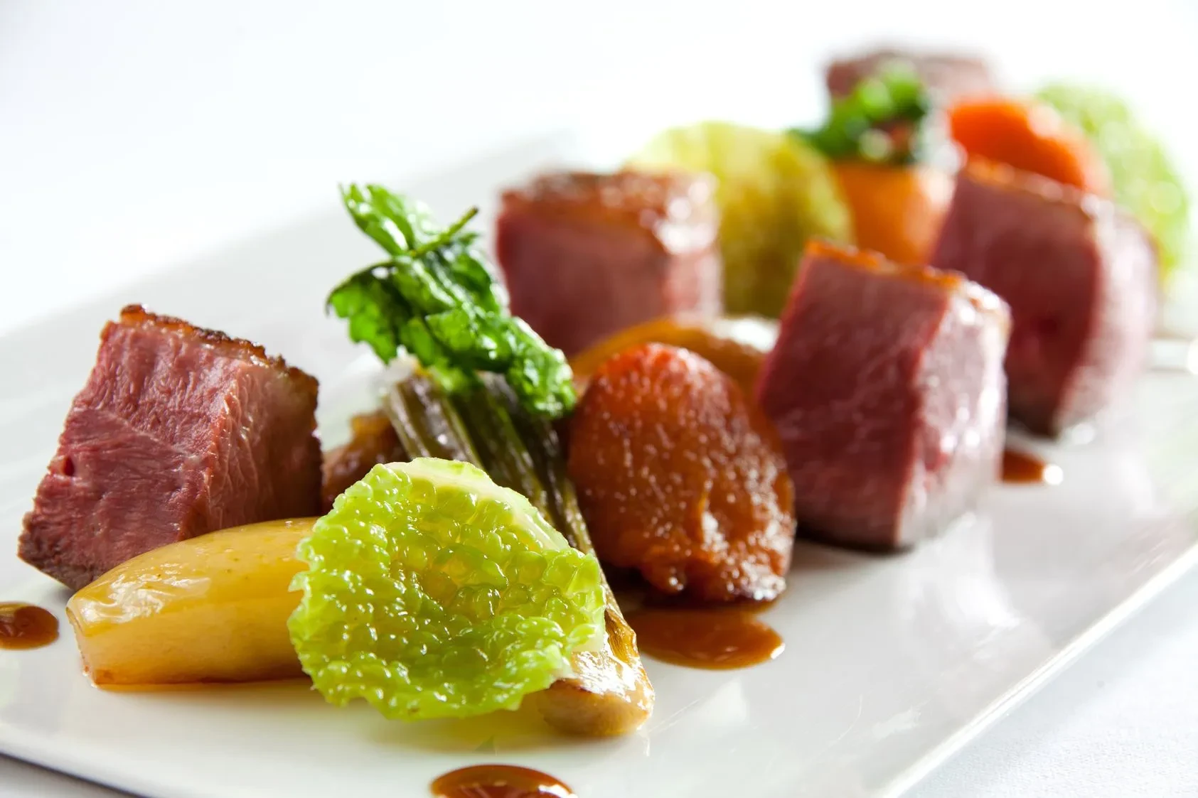 Assiette de viande et légumes colorés.