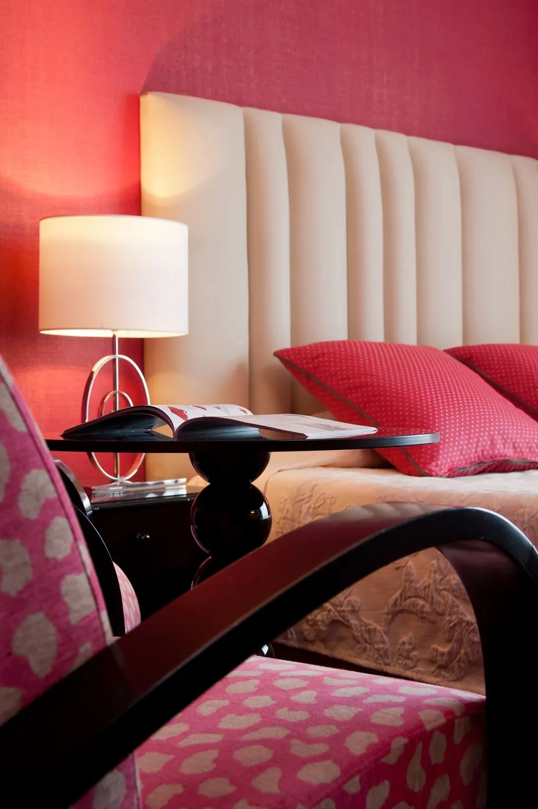 Chambre moderne avec chaise et lampe.