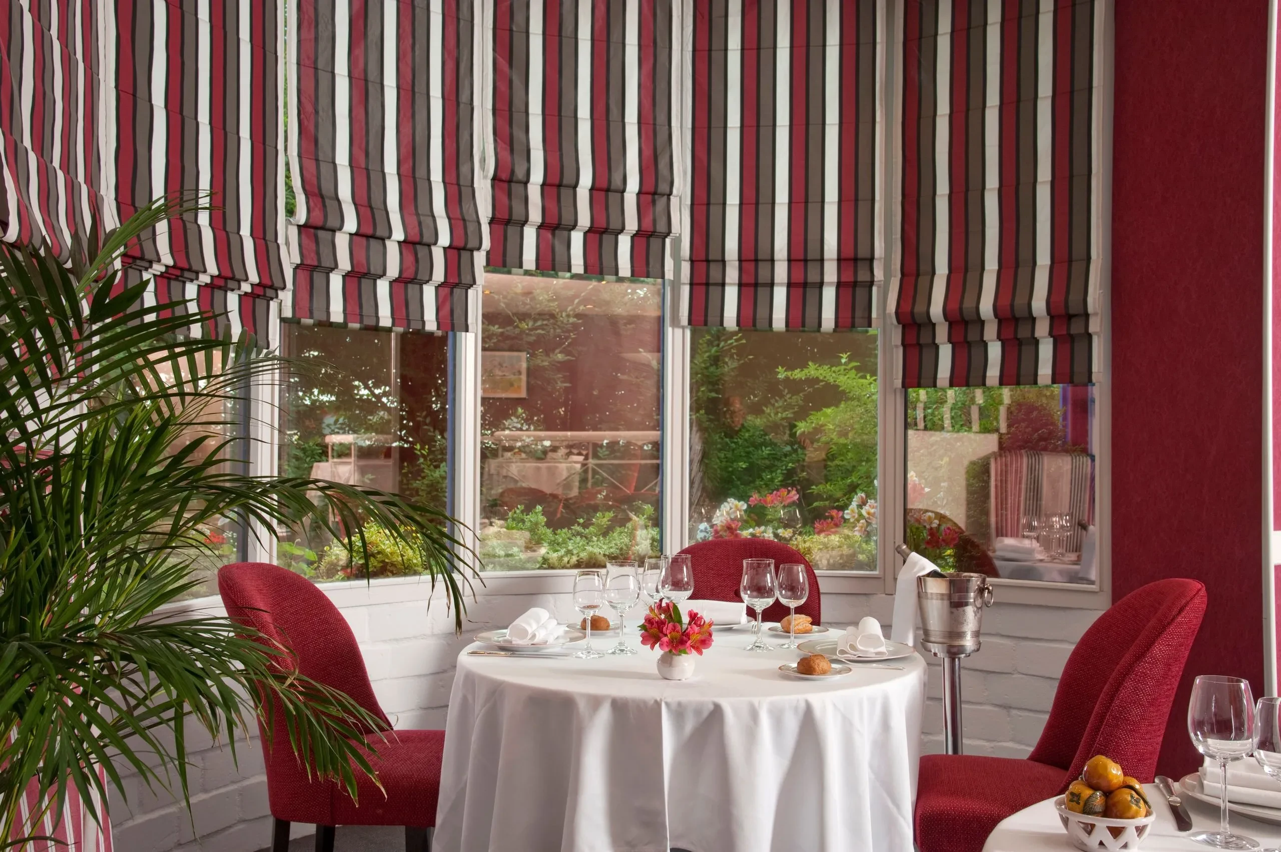 Salle à manger élégante avec vue sur jardin.