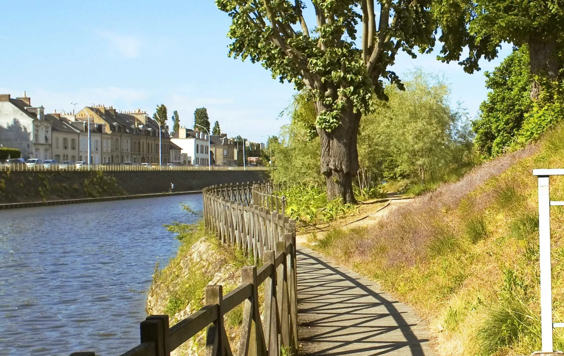 Chemin ombragé au bord de l'eau. Séjour à Sarthe